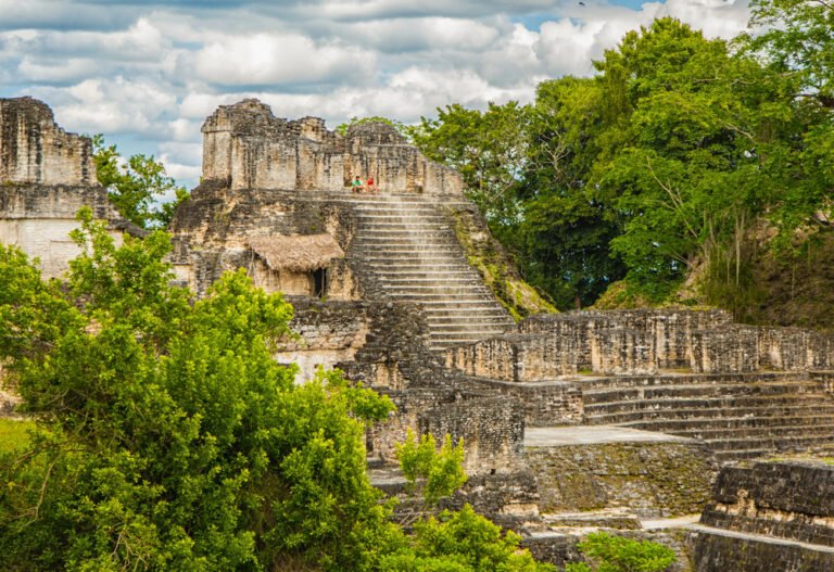 Descubre la increíble historia de las ruinas mayas en Tikal Guatemala