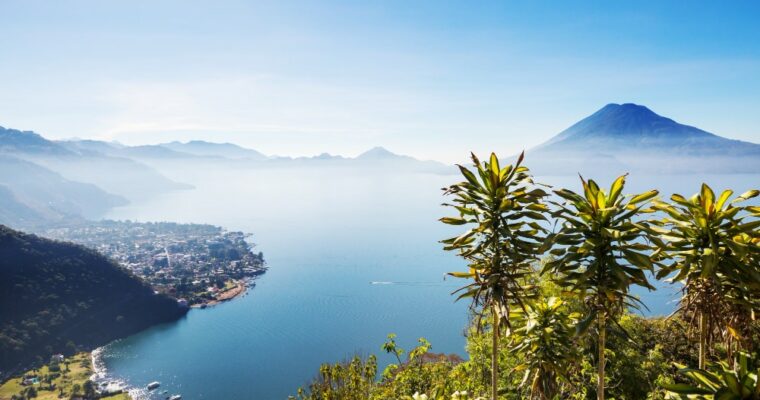 Descubre la belleza natural del Lago de Atitlán en Guatemala