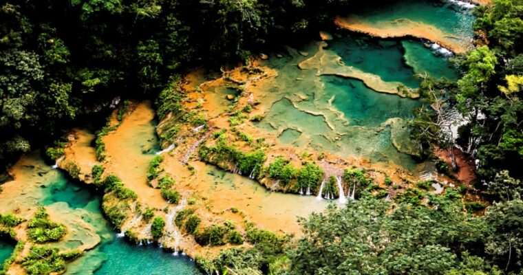 Descubre las maravillas naturales de Pozas de Semuc-Champey en Guatemala